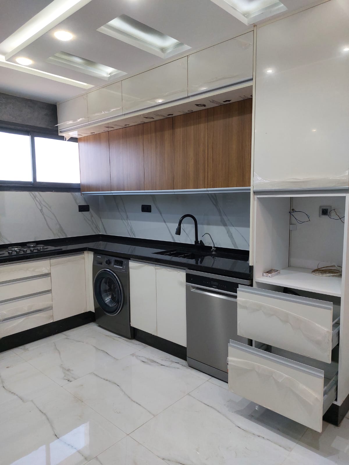 Cuisine sur mesure blanche et bois avec rangements ouverts à Agadir
